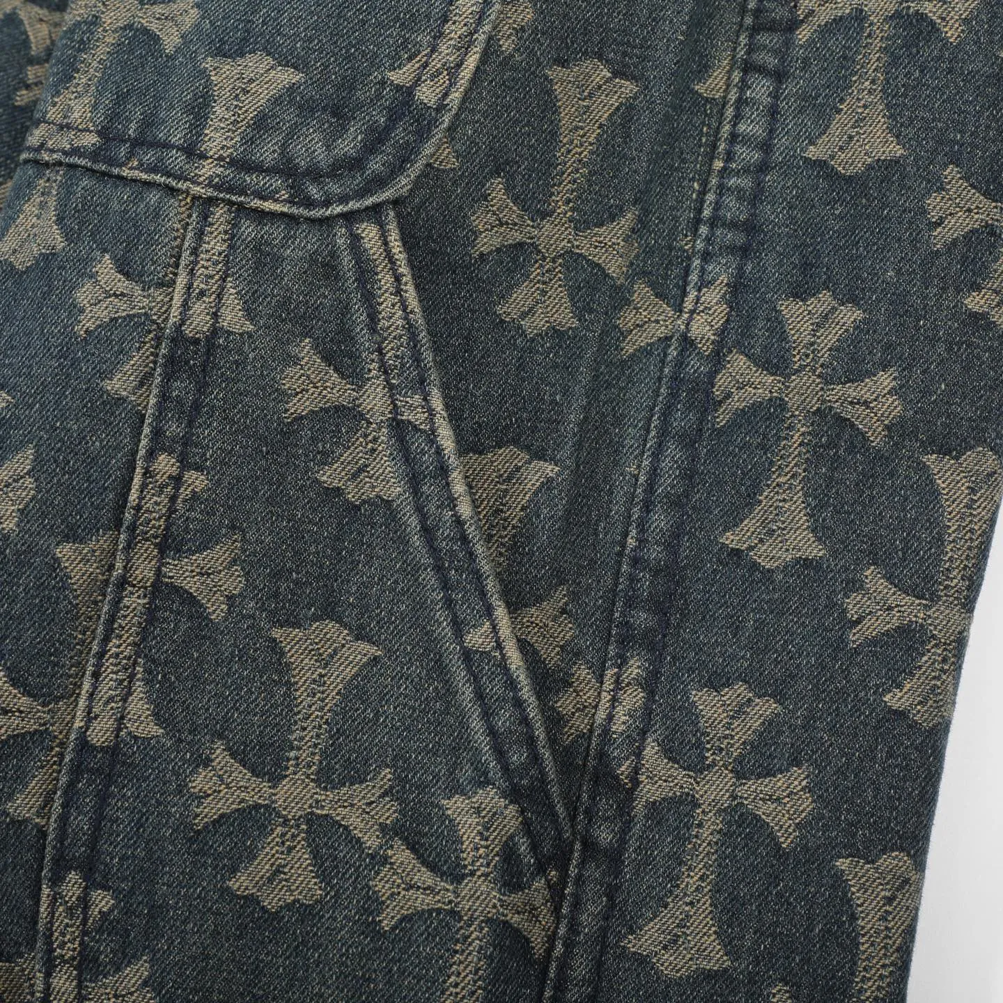 P220 Chrome Hearts｜Chrome Hearts CH all-over jacquard bootcut jeans - the same style as those of Internet celebrities. Cross-printed jeans, with unique cross design elements and all-over printing, full of design sense. It is made of 100% denim cotton fabric with heavy coarse yarn count, which ensures a stiff and tough silhouette while being soft, comfortable and breathable. The lapel is designed with silver buttons and is full of texture.  The classic dark yellow cross logo is all over the pants. They are generous and full of personality without being exaggerated. They are perfect for spring and summer!    Custom hardware! Same style for couples!  The three standards are complete, and the non-market version of the same style for men and women is free to compare and the quality is absolutely guaranteed. Size: 28/30/32/34/36 (s-xxl) Waist: 72/77/82/87/92 Knee: 55/56.5/58/59.5/61 Pants length: 103.5/105.5/107.5/109.5/111.5